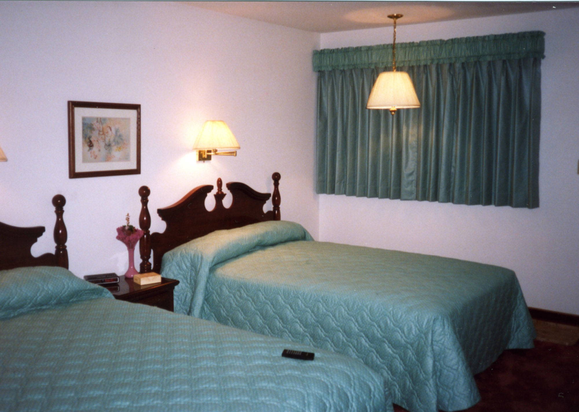 Lodge Spruce Hill & *
